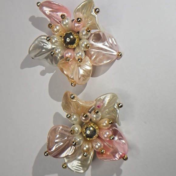 Elegant Floral Pearl Earrings - Picture 3 of 12